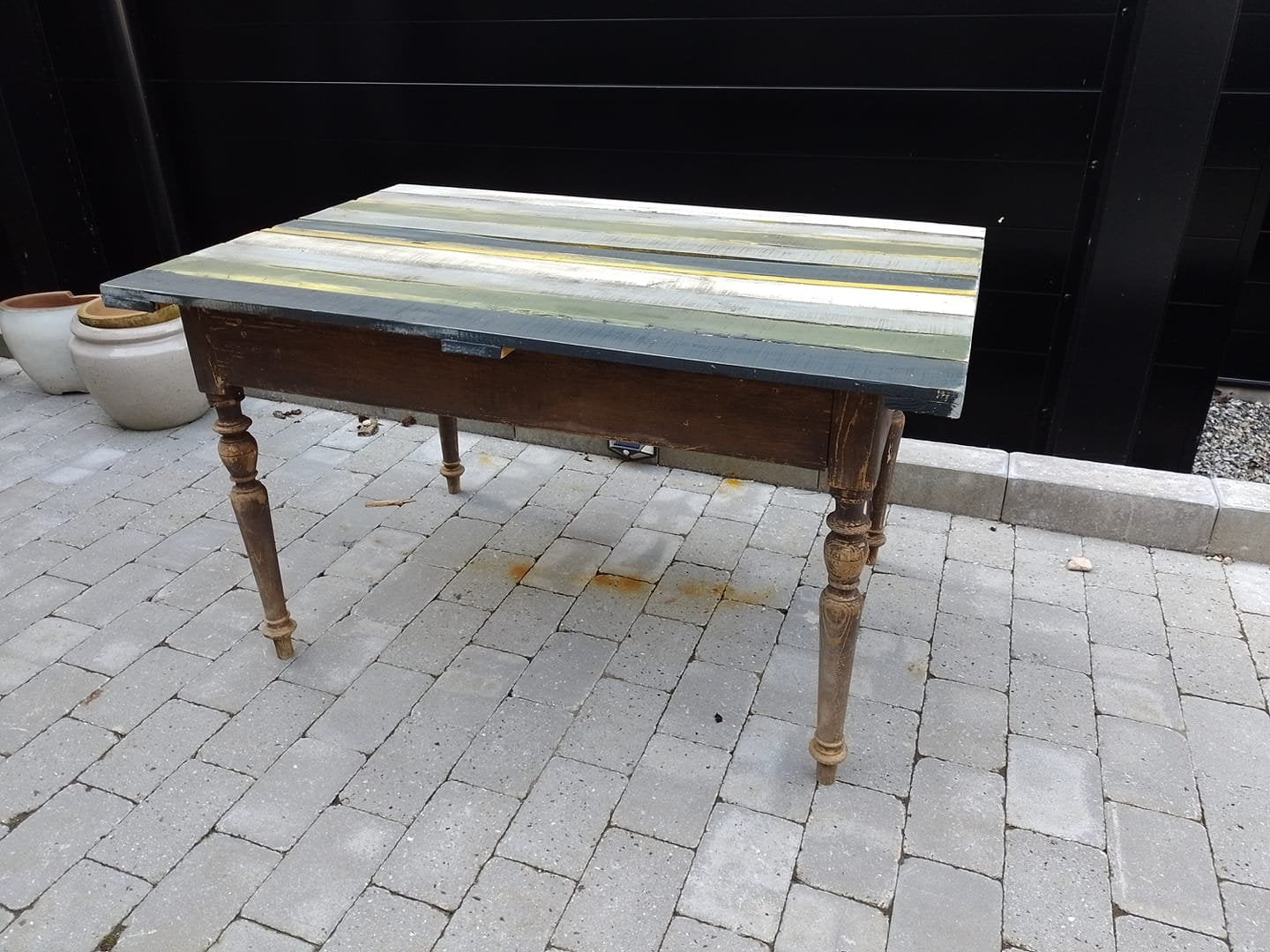 Spisebord med stribet bordplade