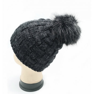 Hat sortgrå, ternet i strikken