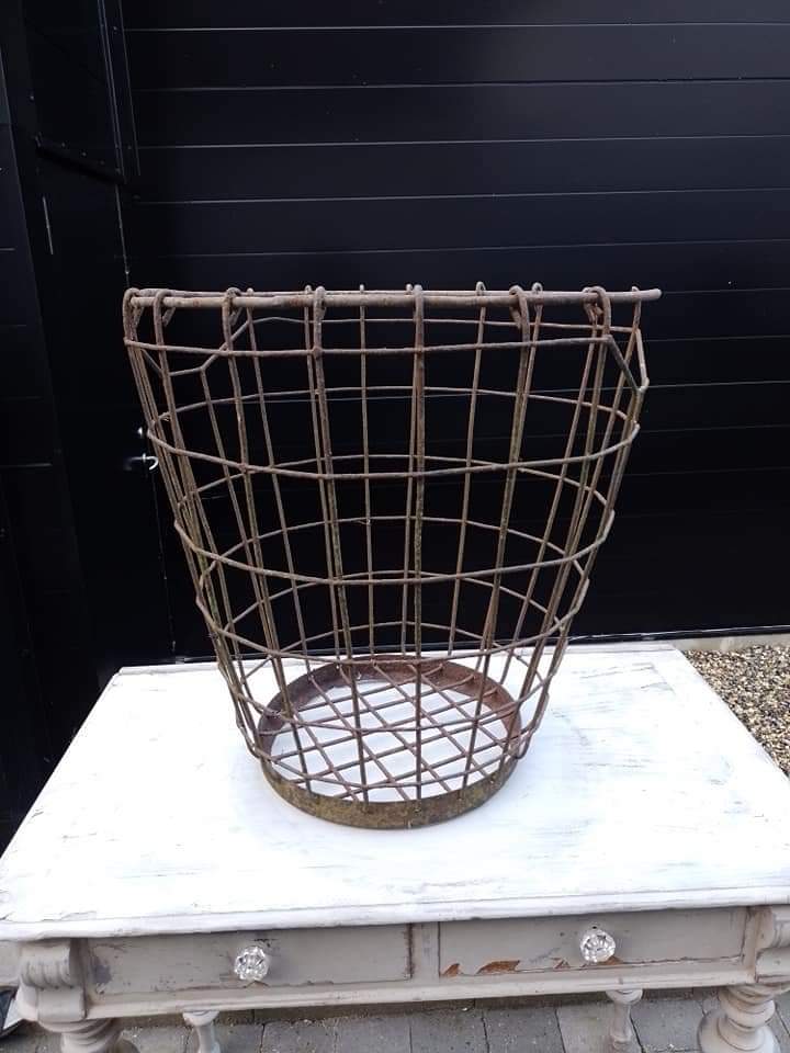 Stor flet kurv i jern