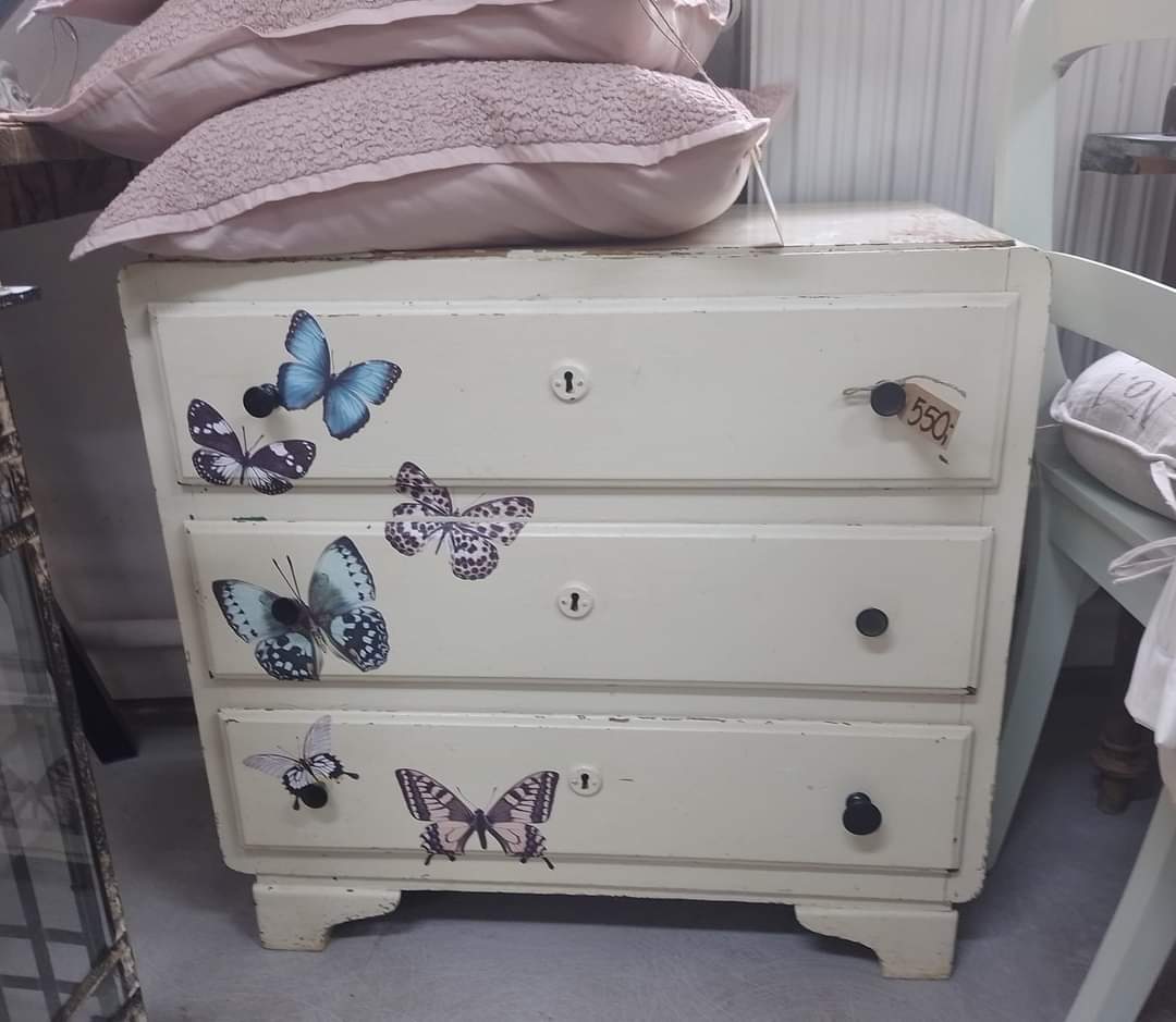 Kommode med sommerfugle