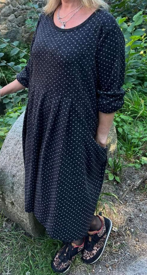 Rummelig kjole med lommer, og prikker, flere farver