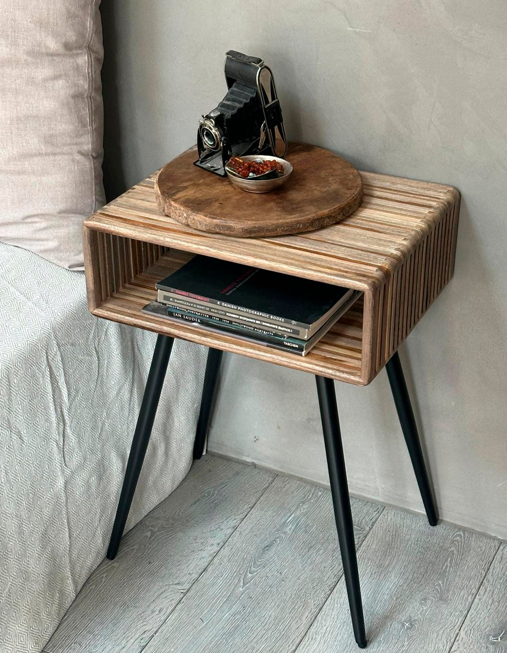 Side el. Sengebord i Genanvendt Teaktræ, grey