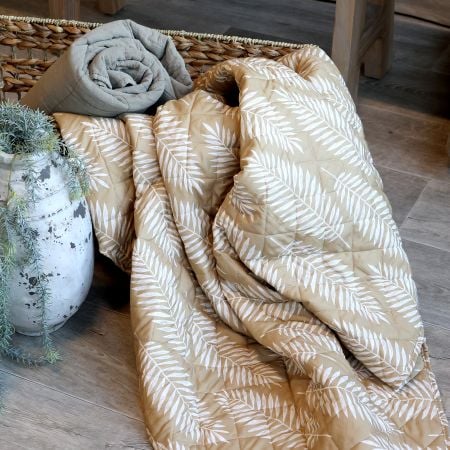 Aix Quilt m. tropisk bladmønster