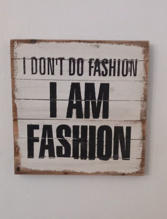 Skilt, træ, I don't do fashion.......