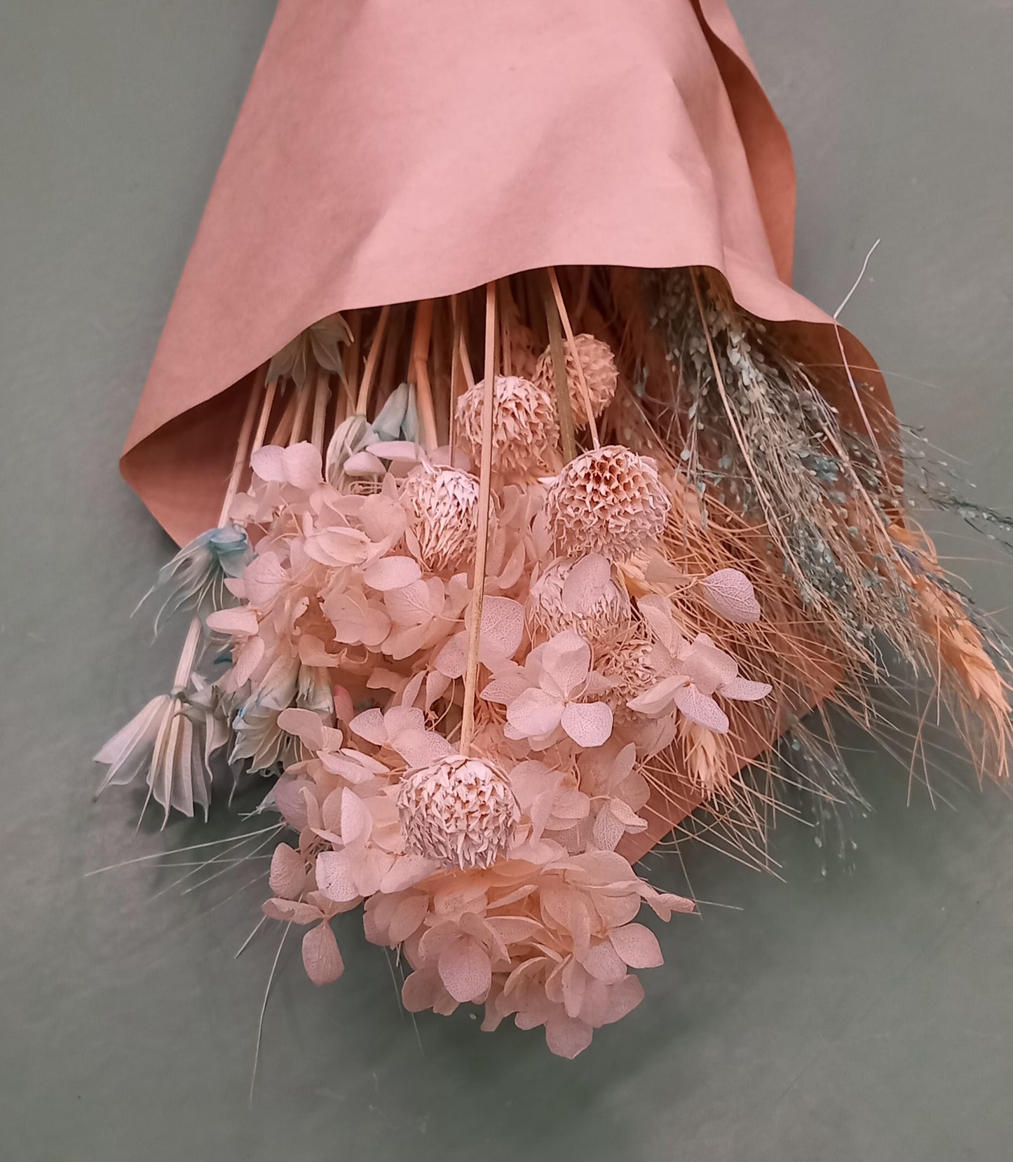 Tørret blomsterbuket i blå og natur toner