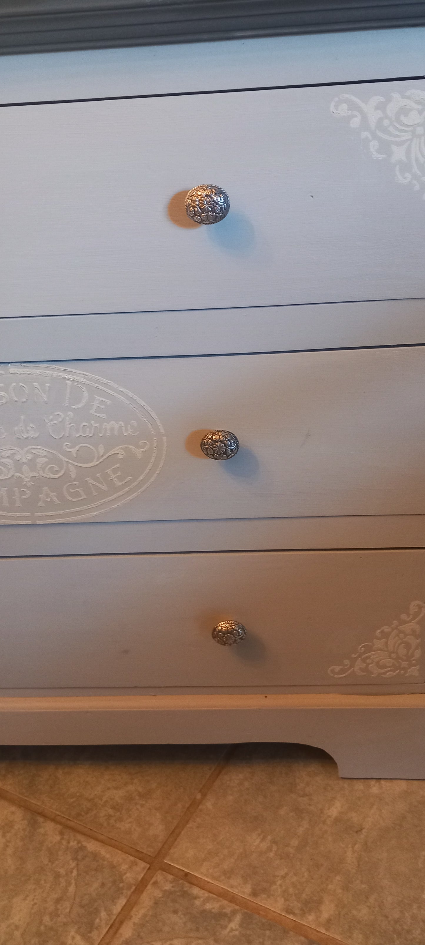 Kommode med præget stensil