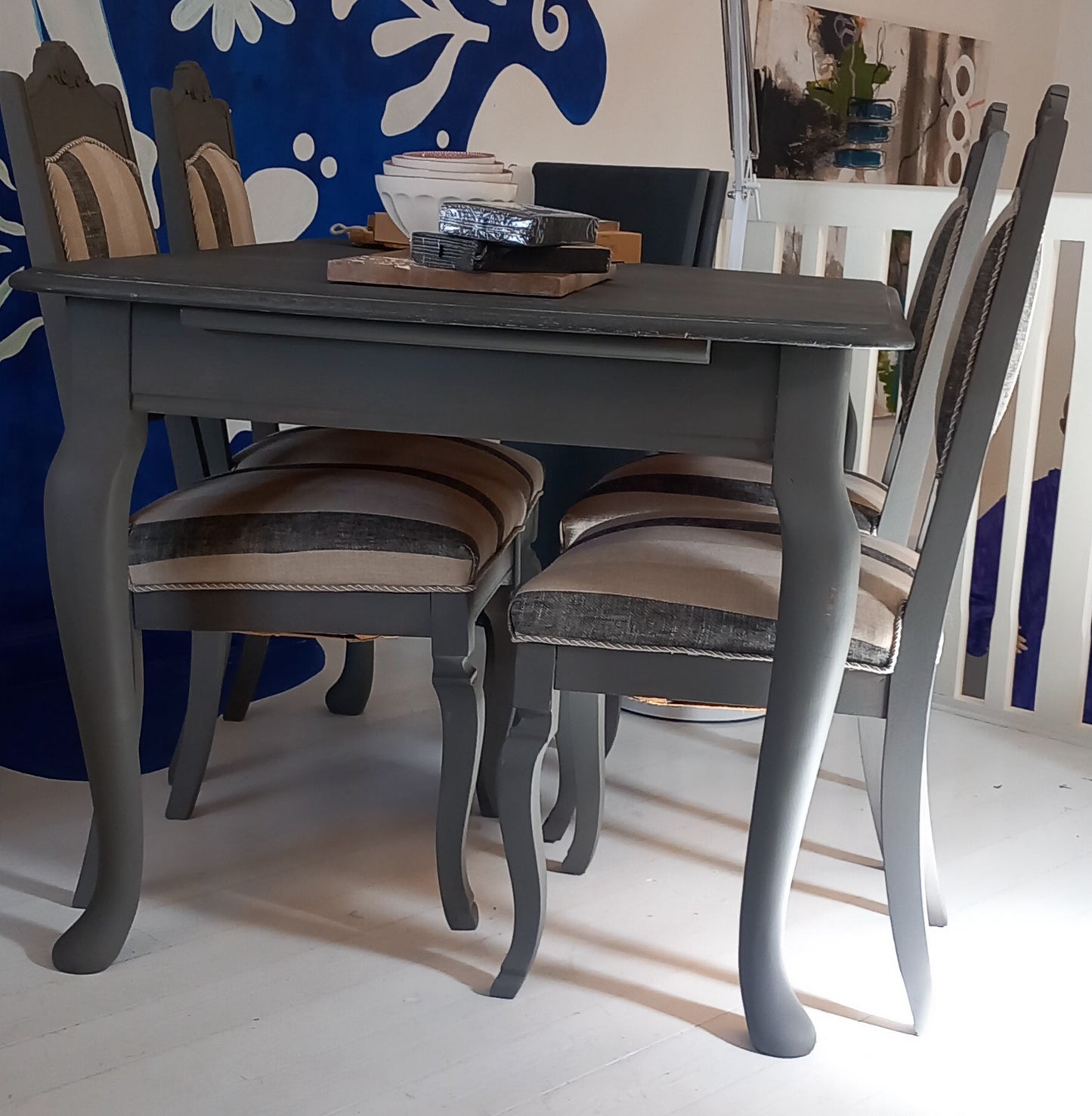 4 stole med spisebord m. 2 tillægsplader