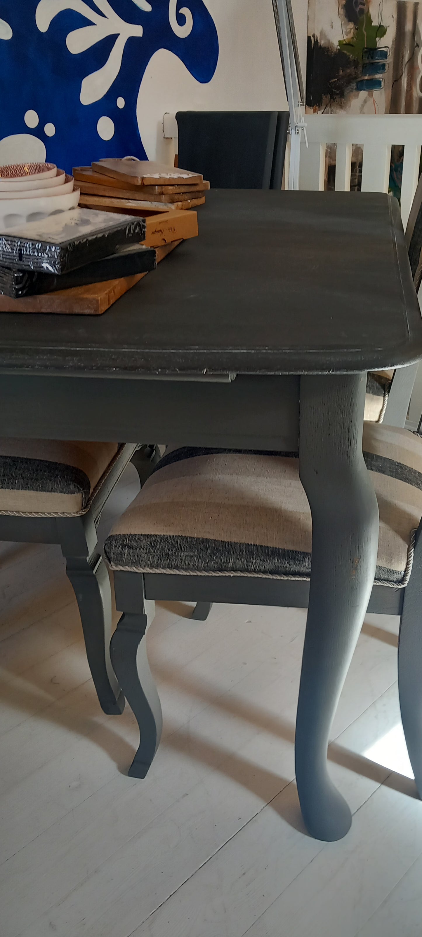 4 stole med spisebord m. 2 tillægsplader