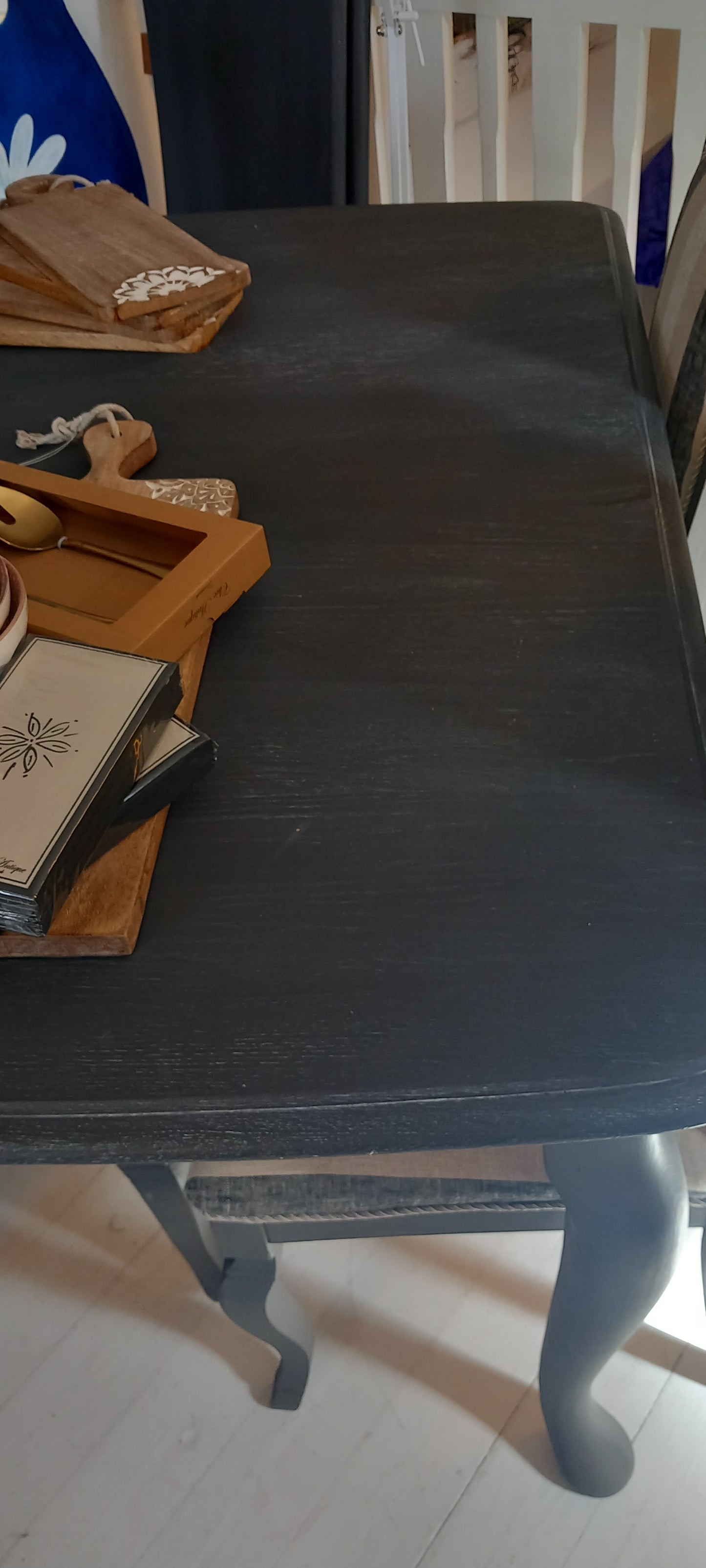 4 stole med spisebord m. 2 tillægsplader