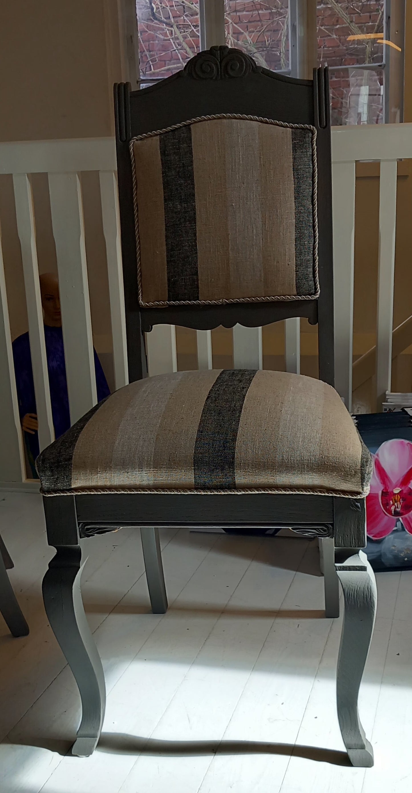 4 stole med spisebord m. 2 tillægsplader