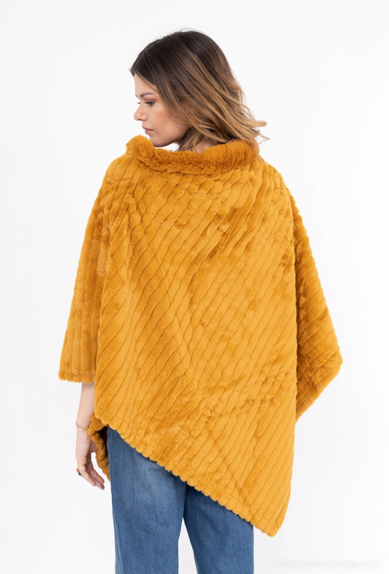 Poncho i imiteret pels, med krave, mustard