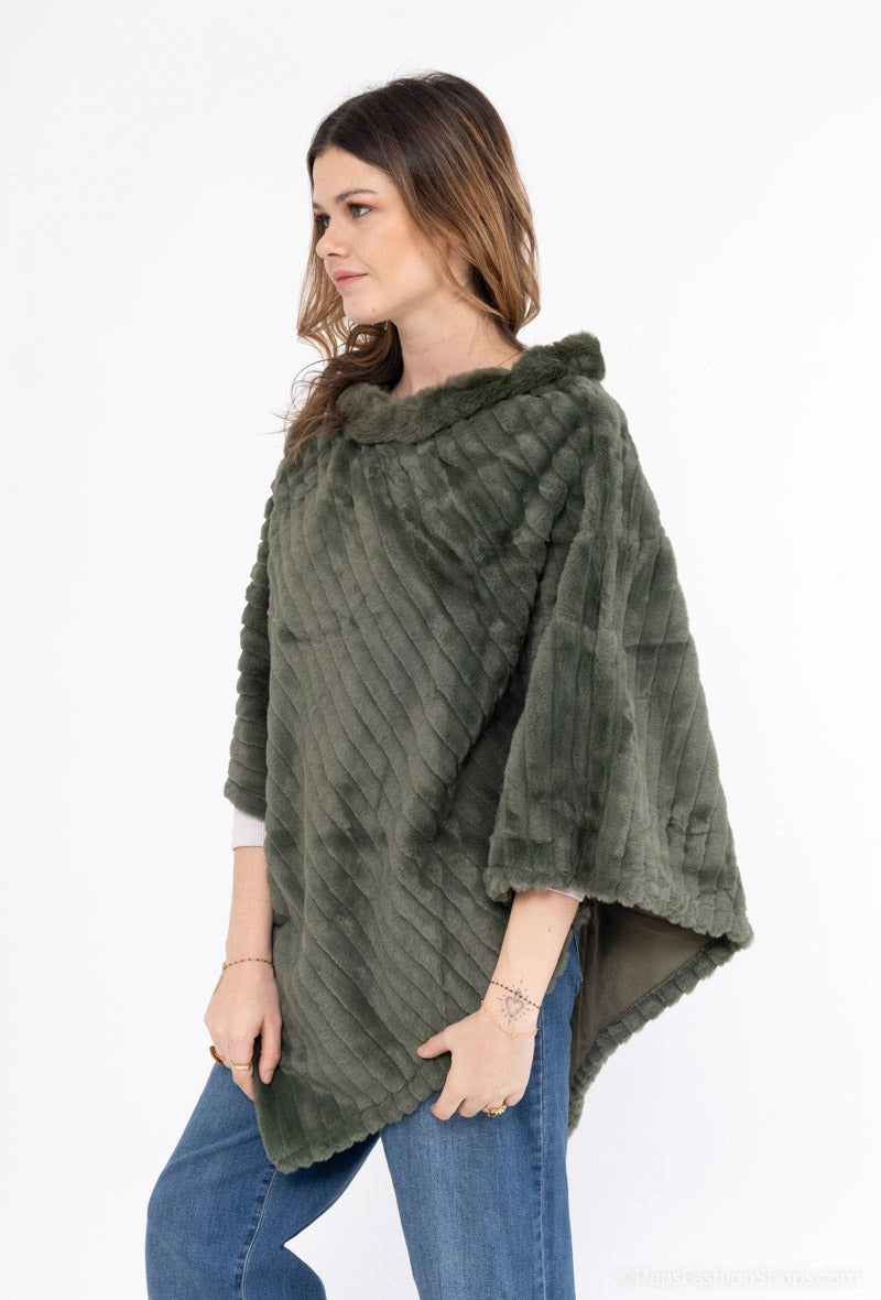 Poncho i imiteret pels, med krave, grågrøn
