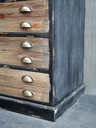 Vitrineskab m. 2 glaslåger og 4 skuffer, antique sort