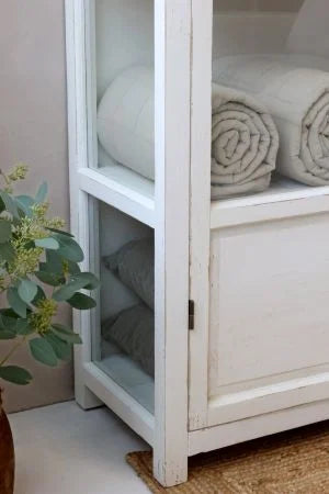 Vitrineskab m. glaslåger og hylder, antique creme