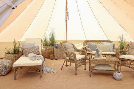 Havesæt i flet m. bord, sofa og 2 stole m. hynder