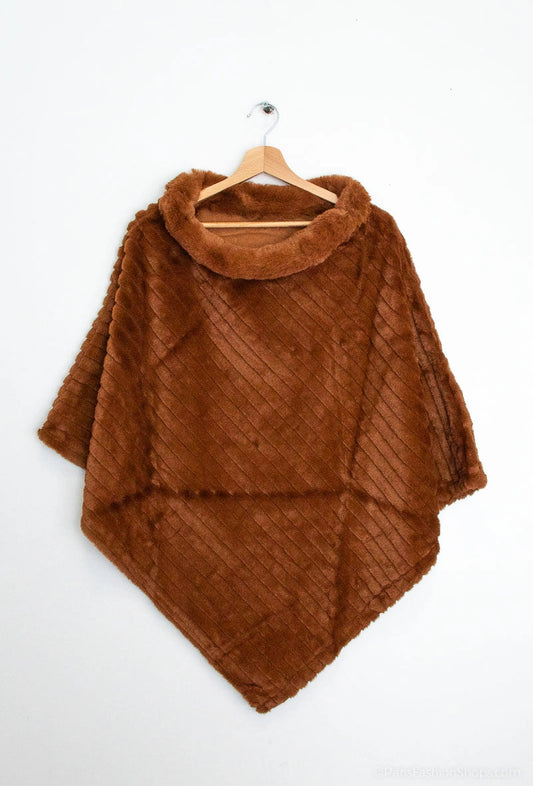 Poncho i imiteret pels, med krave, camel