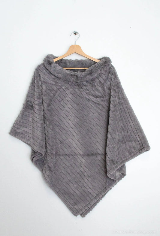 Poncho i imiteret pels, med krave, grå