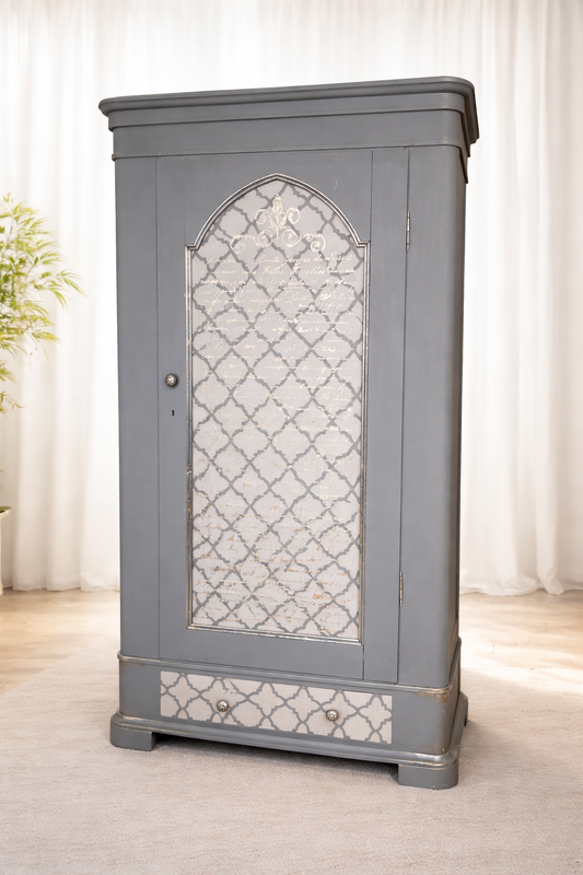 Karlekammerskab, gråt med tekst