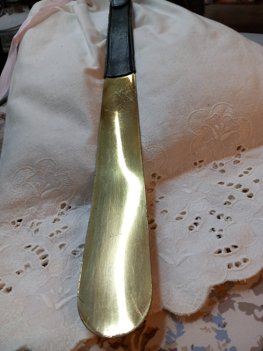 Skohorn i messing og læder