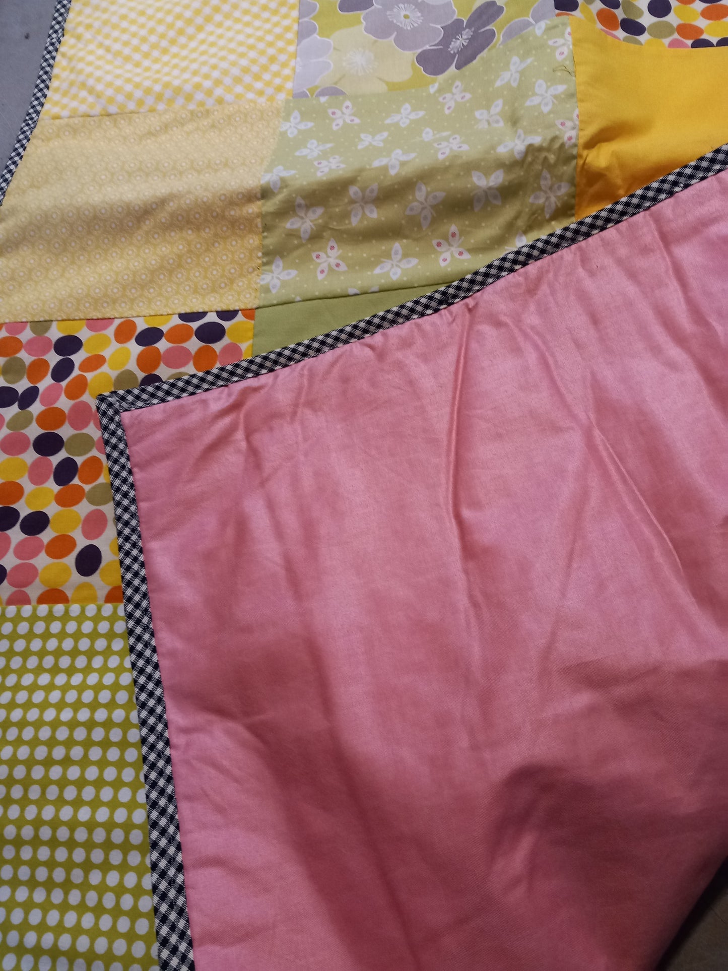 Legetæppe/sengetæppe, gul/grøn/pink
