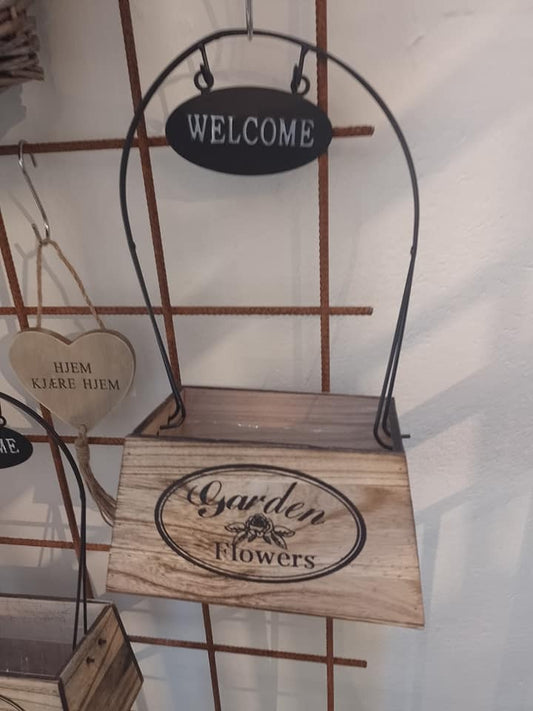 Blomsterskjuler med velkommen skilt