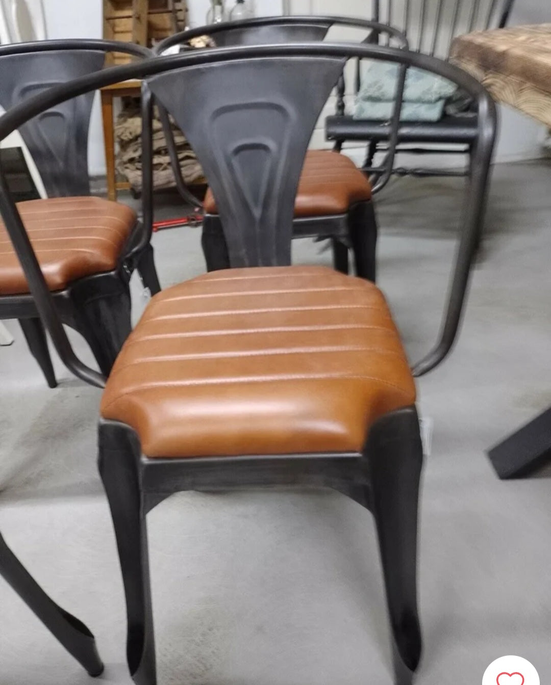 Jernstol med tyk læder sæde